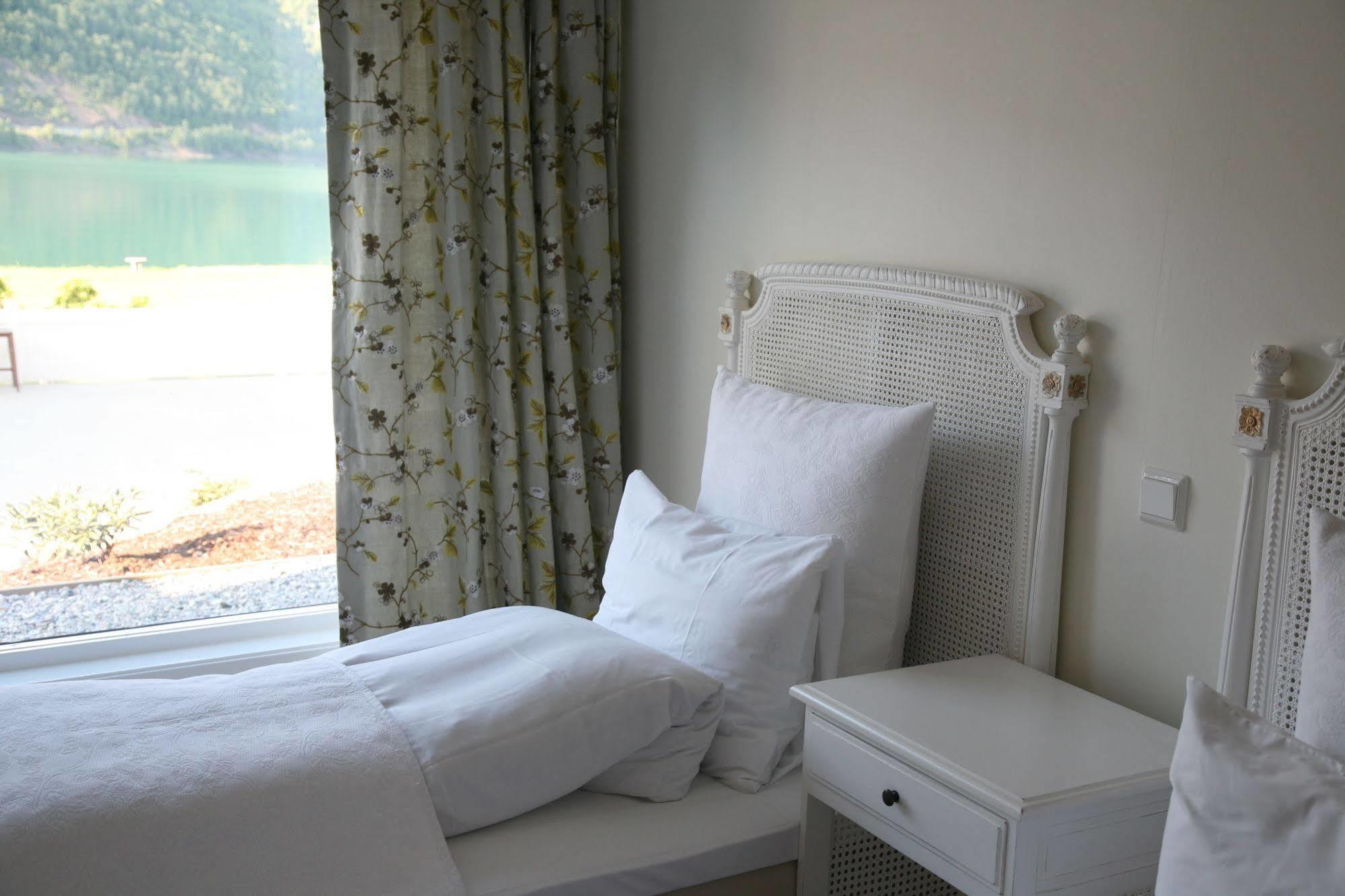 Torvis Hotel Luster Экстерьер фото